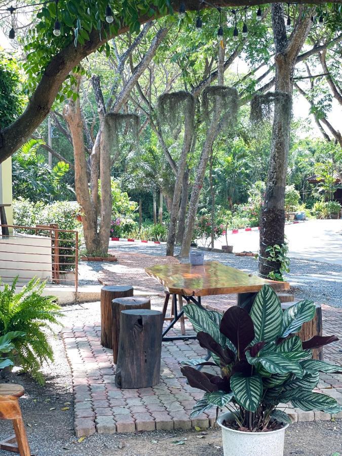 Rain Tree Cafe & Homestay Uthai Thani Exterior photo